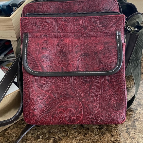 Relic Leather Purse. It’s a crossbody purse with an adjustable strap. - Picture 7 of 8